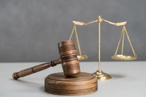 Courtroom gavel and scale representing a personal injury case being handled by a personal injury lawyer.